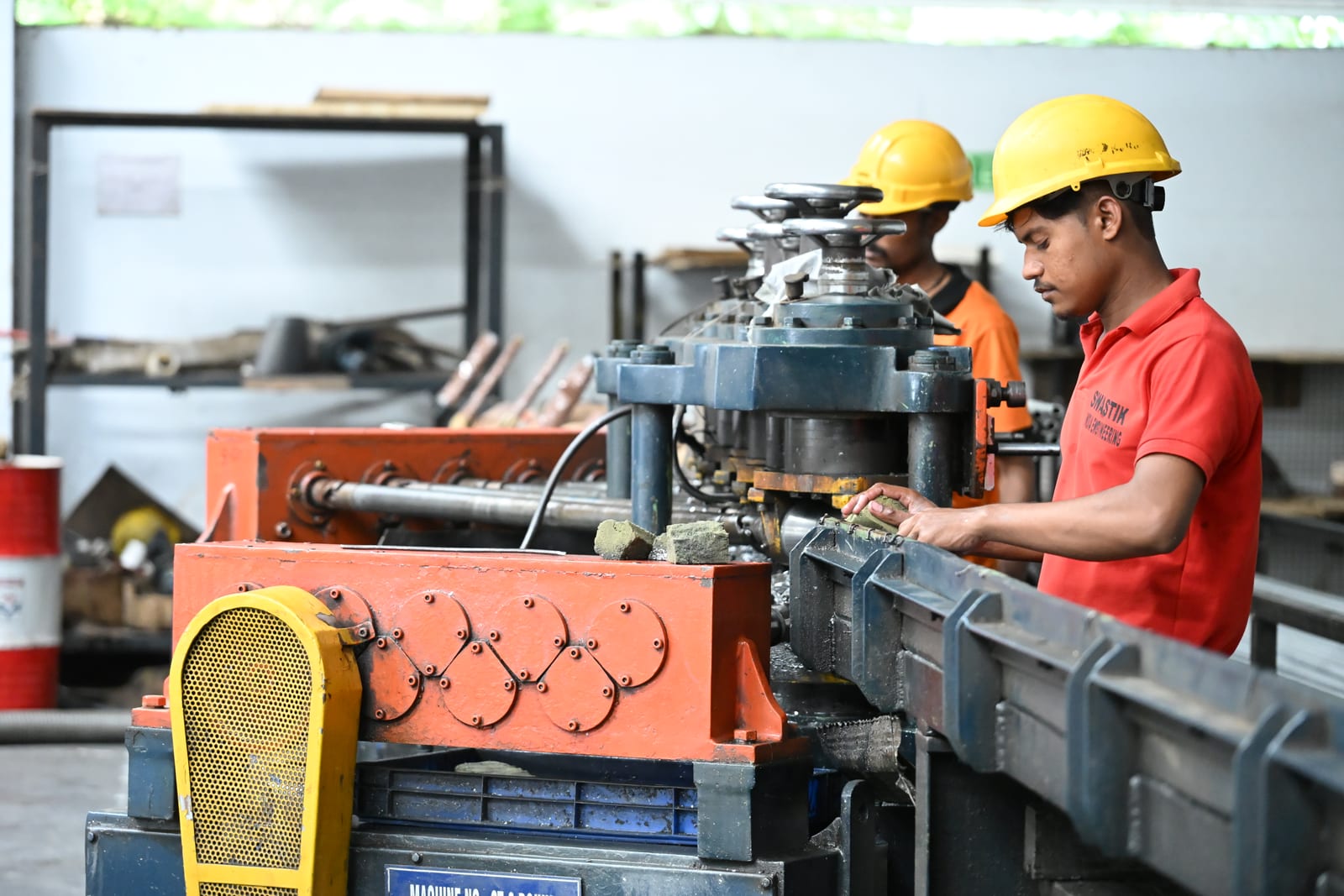 Banco operator running an aluminium profile through the cold drawing bench