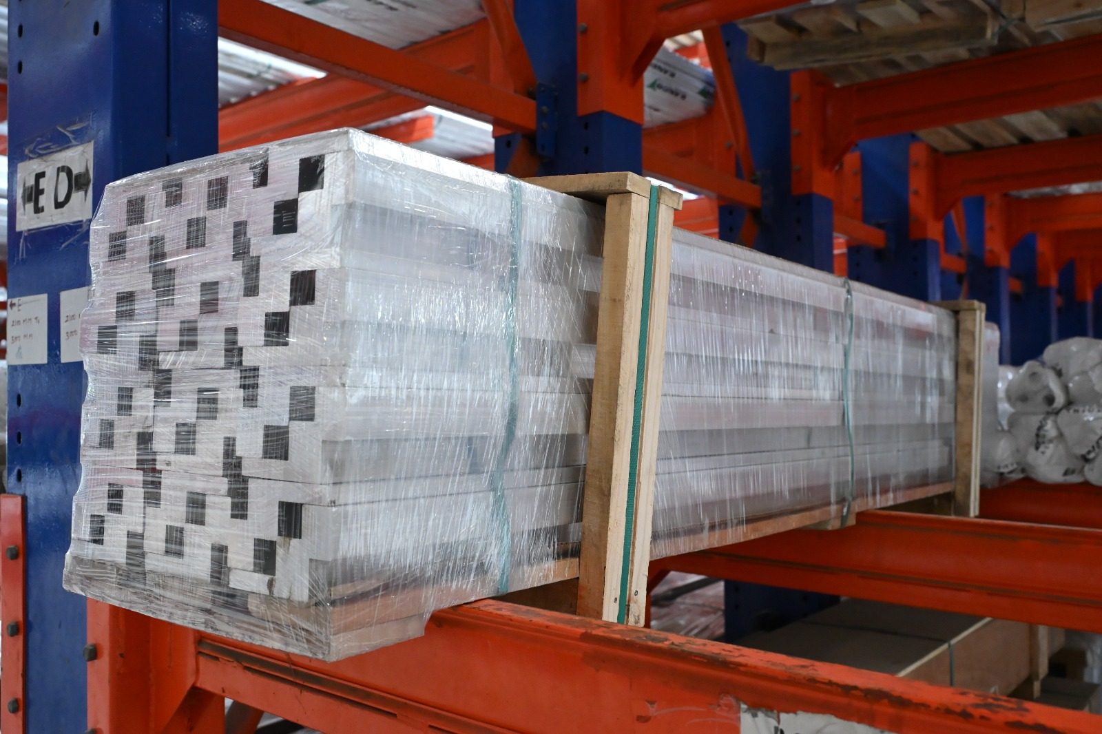 Wooden pallet packing