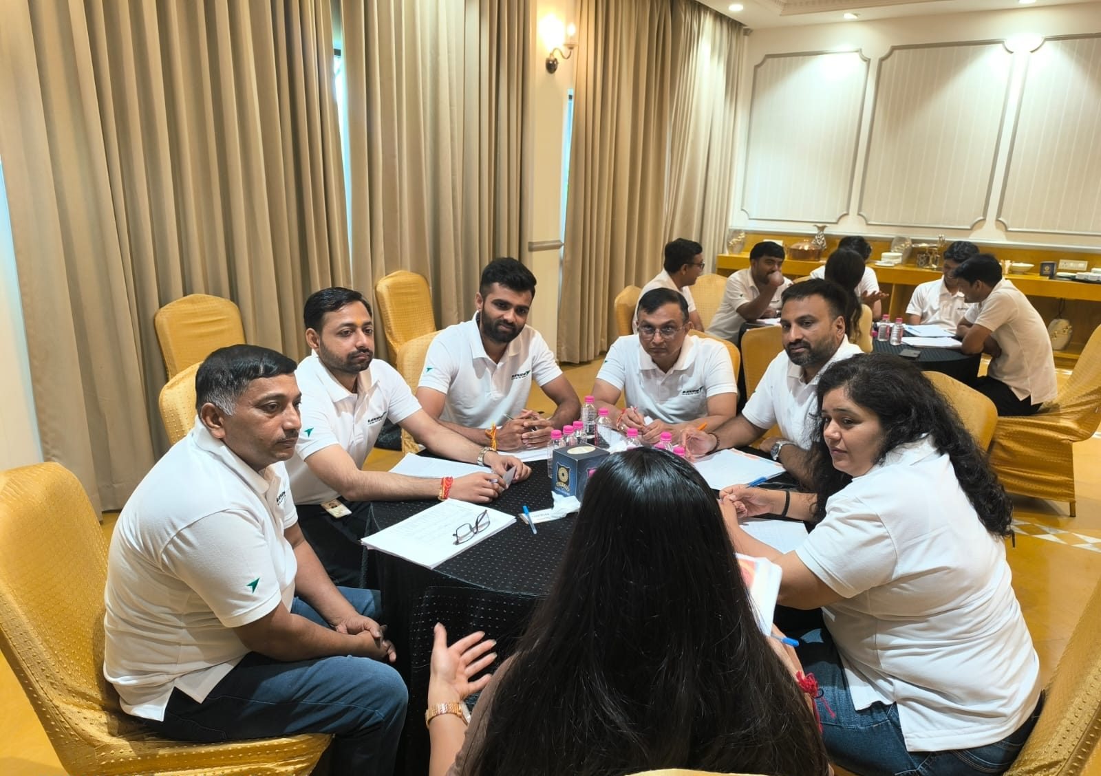 Banco Aluminium colleagues working through a team exercise