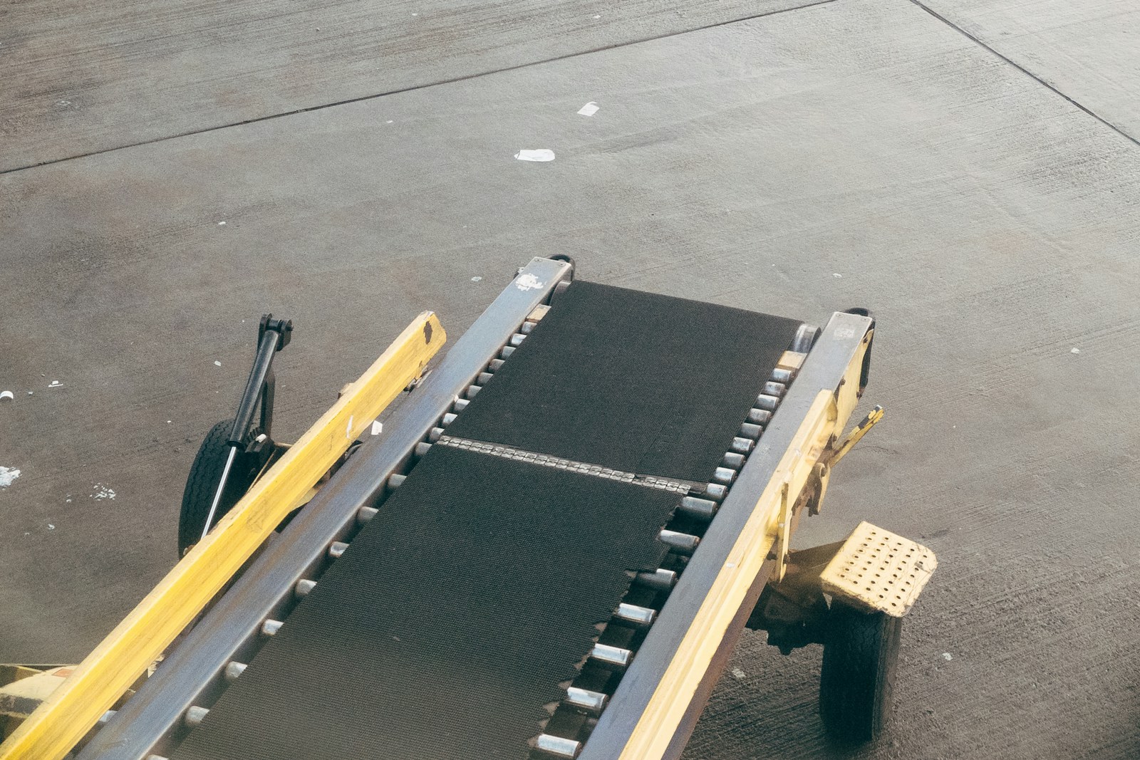 Industrial conveyor belt system, with aluminium profiles in material handling equipment