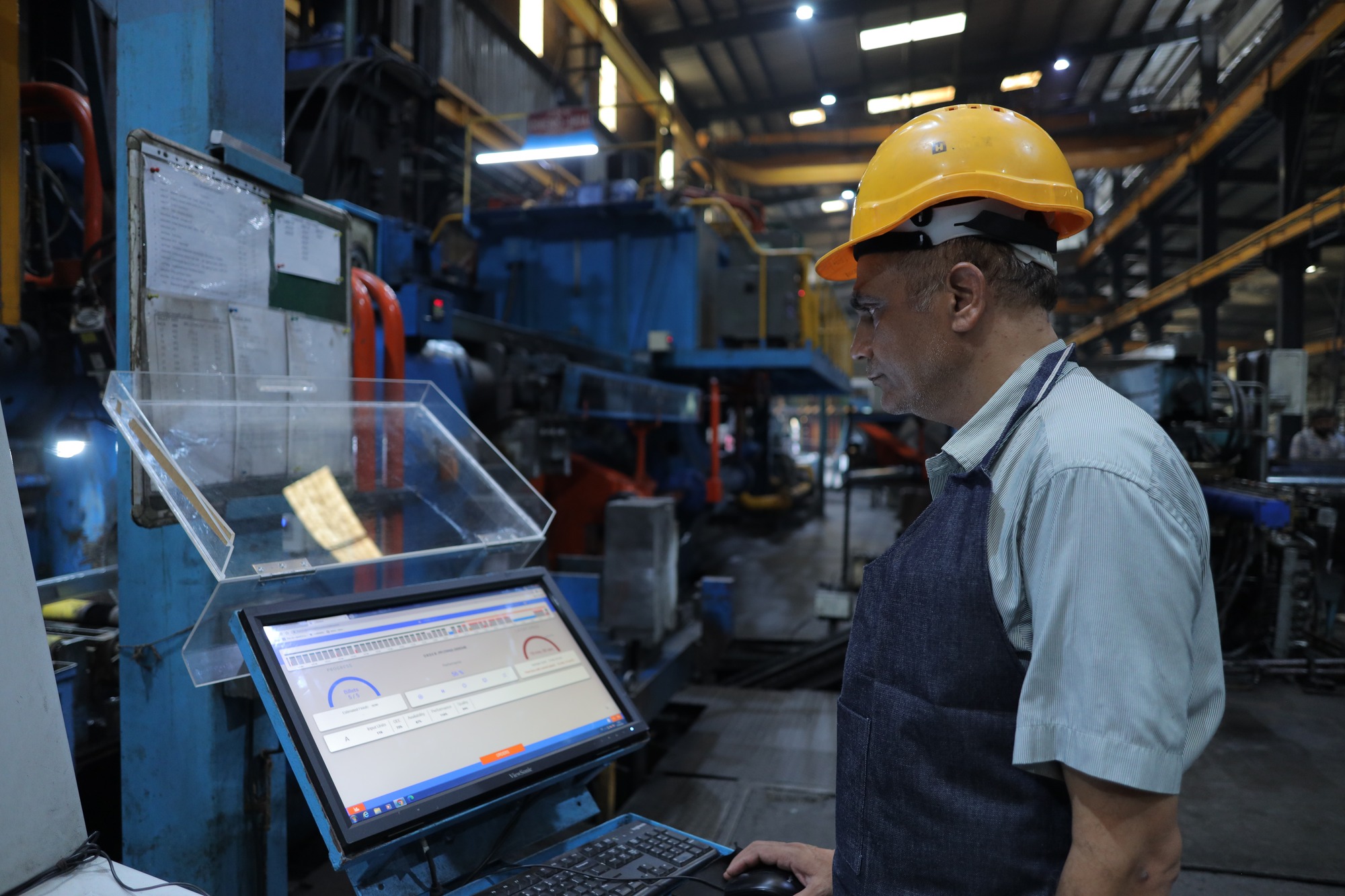Operator monitoring a SCADA/ERP process control terminal on the Banco production floor